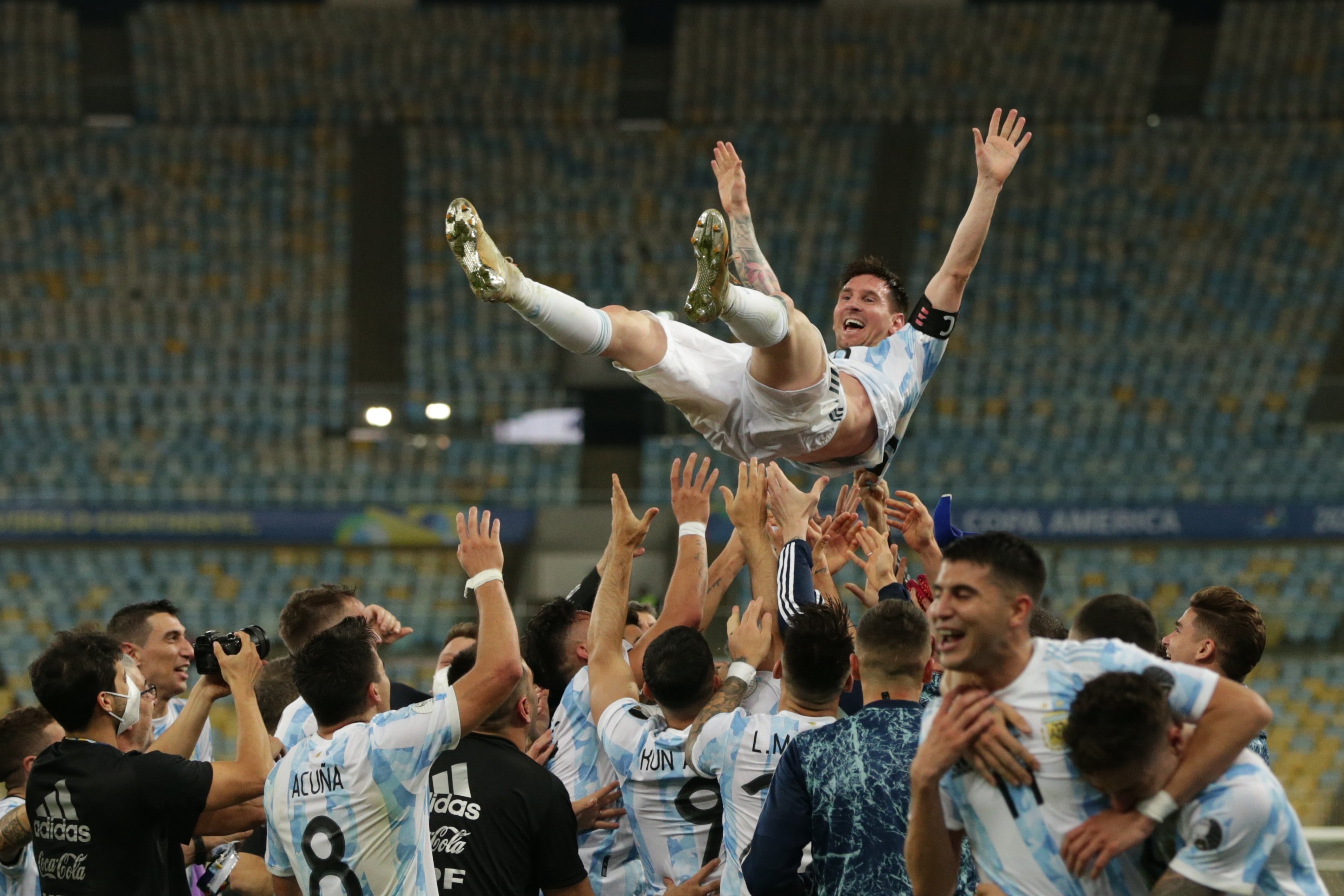 阿根廷以1比0击败巴西夺得美洲杯，图为阿根廷球员在庆祝胜利时将梅西抛向空中。（欧新社照片）