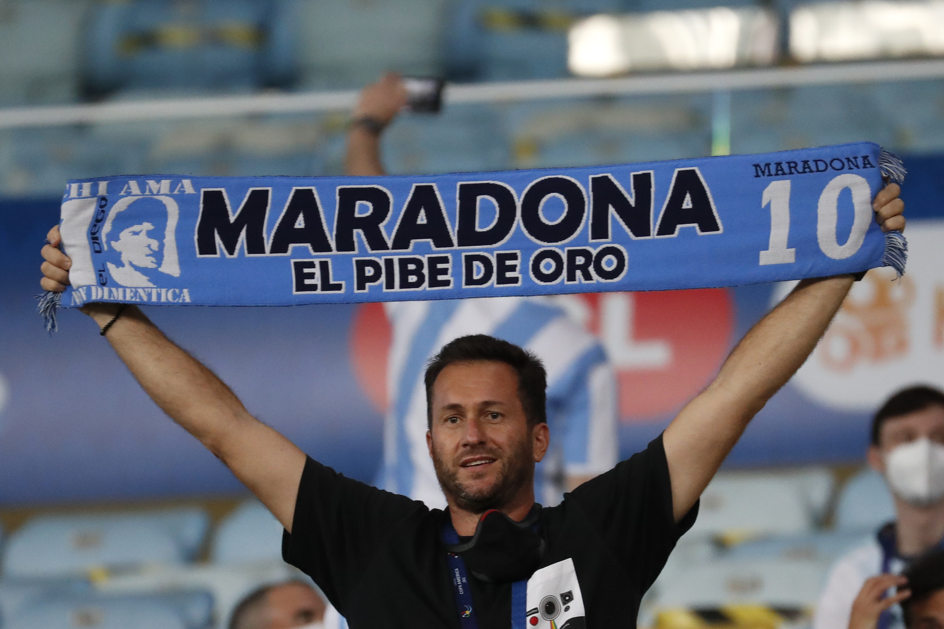 阿根廷媒体称，马拉多纳从天上送来美洲杯冠军，图为决赛前，一名球迷举着标语“马拉多纳，金童”的横幅。（美联社照片）