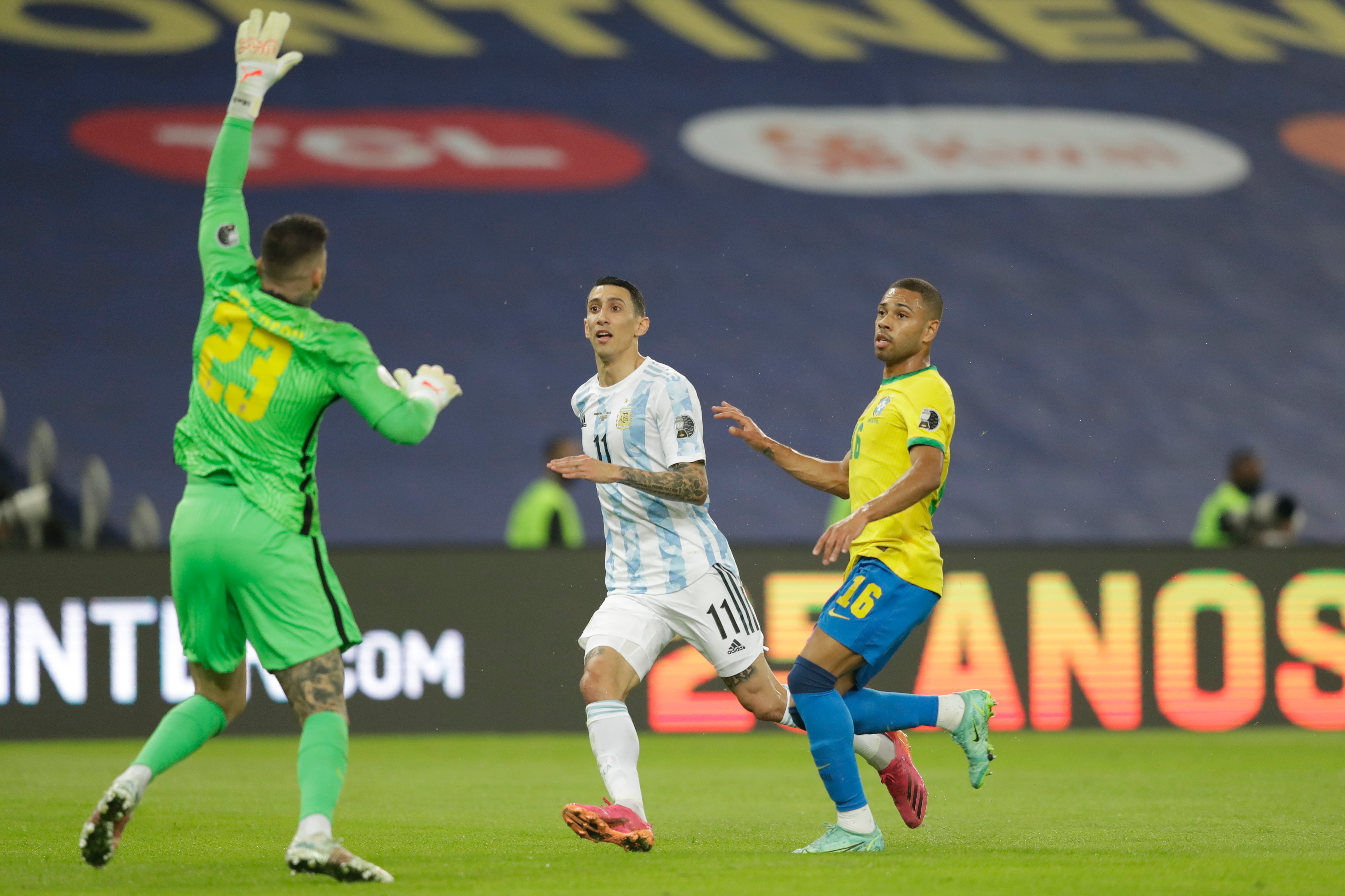 “天使”迪马利亚（中）于第21分钟突入禁区左脚挑射破门，阿根廷1比0领先直到最后。（美联社照片）