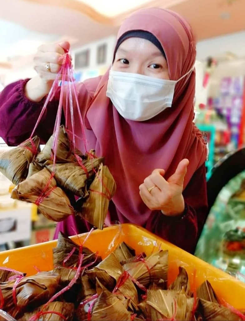陈晓玲在端午节也制作清真粽子，让其他华裔穆斯林能尝到思念的家乡味。

