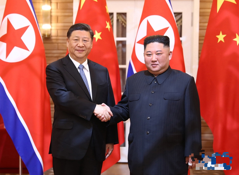 中国国家主席习近平与朝鲜领袖金正恩互致贺电，庆祝《中朝友好合作互助条约》签订60周年。图为2019年两位领导人在在平举行会谈。（图：新华网）