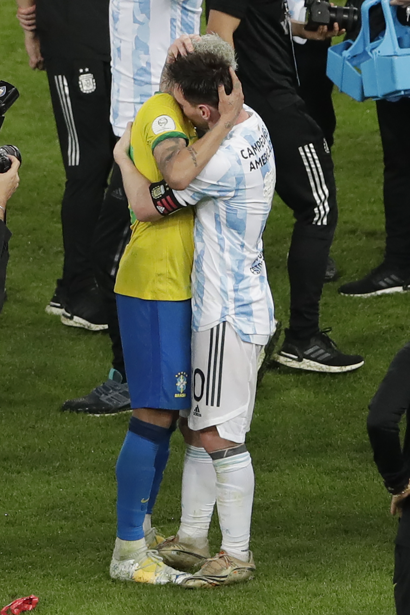 梅西（右）赛后长时间拥抱内马尔，给予这名巴西核心无限安慰。（美联社照片）