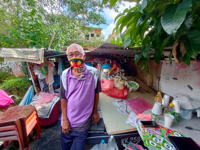 “蜗居老人”谢锦发对于现在有车顶遮风挡雨、有树遮阴的居住环境,以及独居生活感到满意。
“蜗居老人”谢锦发对于现在有车顶遮风挡雨、有树遮阴的居住环境,以及独居生活感到满意。