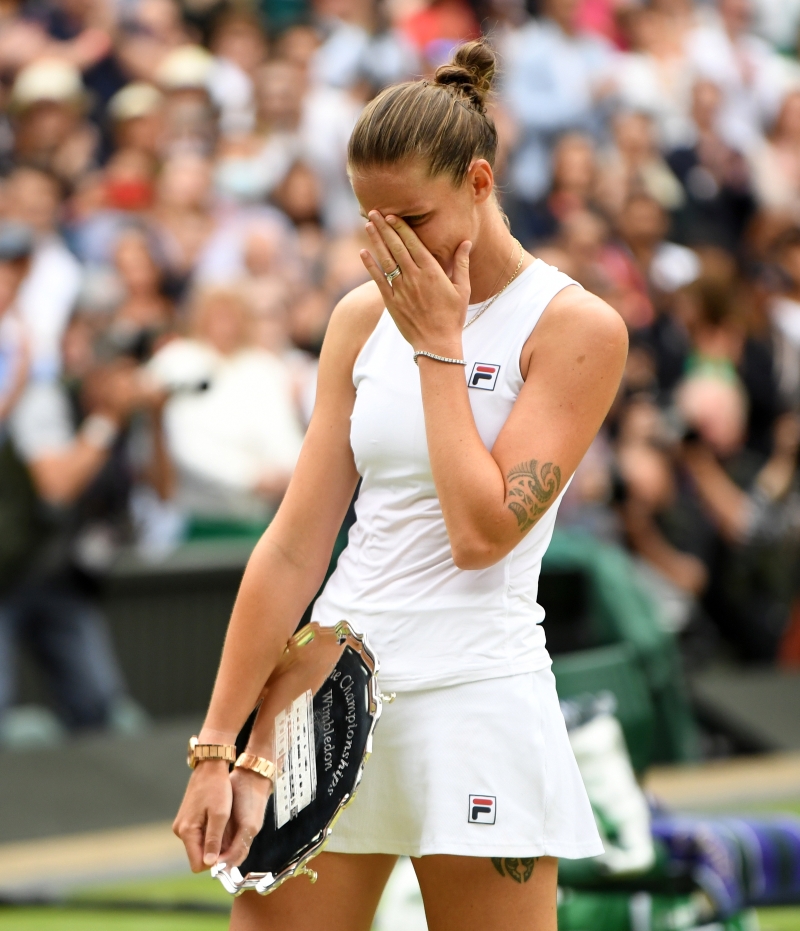 捷克名将普利斯科娃在温网女单决赛与世界第一巴蒂鏖战到决胜盘后还是输给对手，与首夺大满贯冠军擦肩而过，伤心泪洒赛场。（欧新社照片）