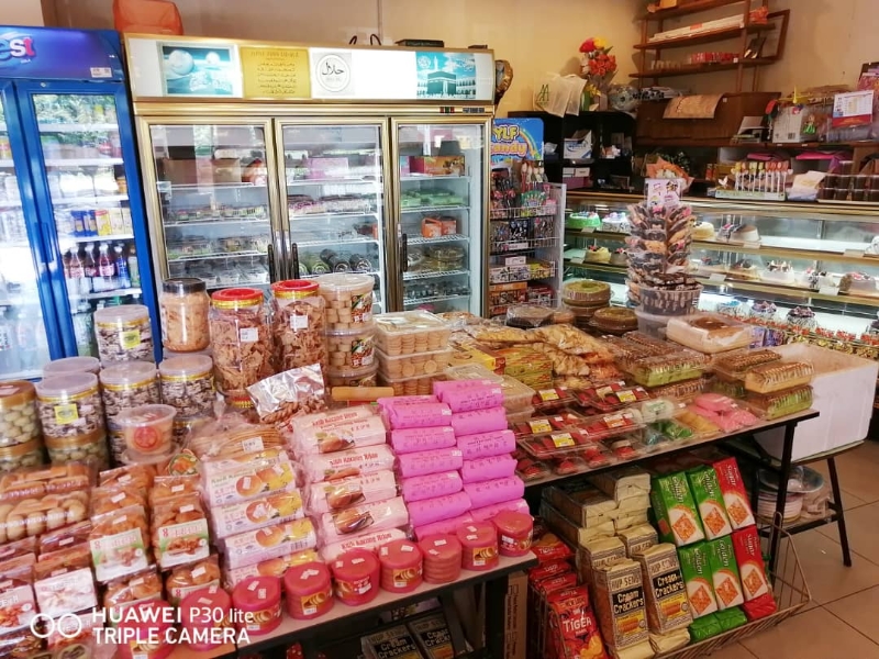 经营20年的小小糕点店，在陈晓玲华裔穆斯林的身份下变成一个“宗教文化交流站”，为穆斯林与非穆斯林之间搭起相互理解桥梁。