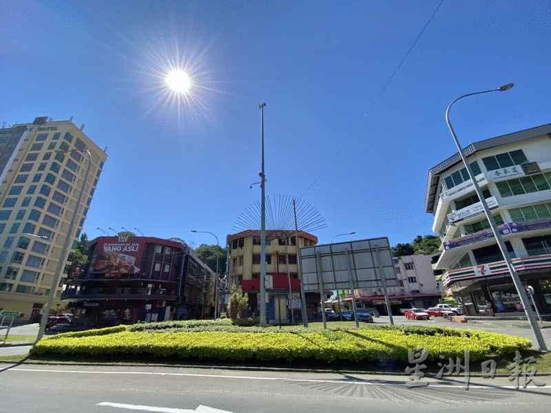 实施加强行动管制令前一天,亚庇成功卫星市显得比平日冷清,车少人也少。 实施加强行动管制令前一天,亚庇成功卫星市显得比平日冷清,车少人也少。