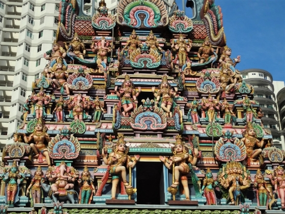吉隆坡十五碑印度庙众神并列的门塔。

