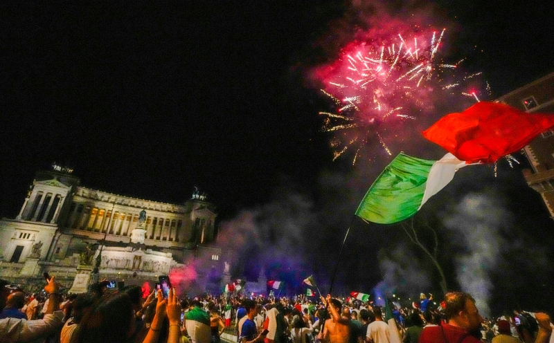 意大利时隔53年再登欧洲之巅，让兴奋的球迷纷纷涌出街头庆祝。图为决赛结束后罗马街头的景况。（美联社照片）