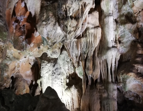 洞穴里的山壁是大自然的鬼斧神工。

