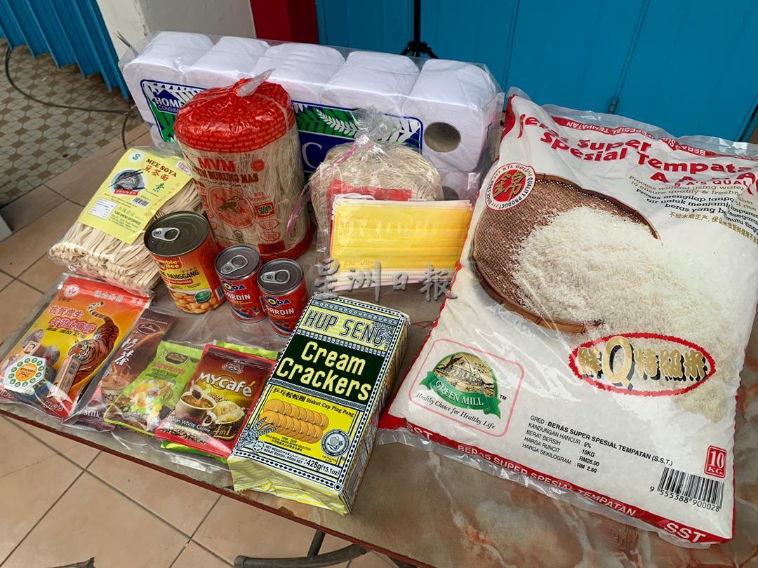 一箱粮食包里的食物和用品包罗万象，其中包括白米、饼干与卫生纸。