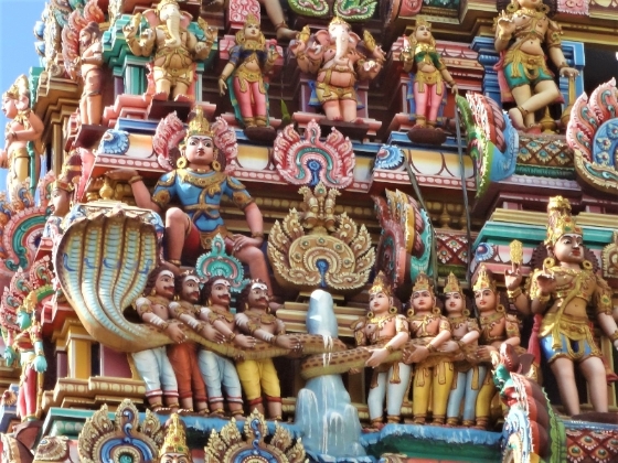 印度庙门塔上的雕塑，主题是“乳海搅拌”。

