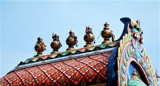 门塔顶上的金属容器，称为kalasam。

