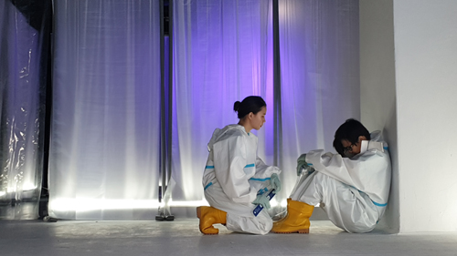 剧中多次出现的伤感场面：张凌晗（左）饰护士长安慰崩溃的护士（余妙佳饰）。