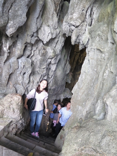 参观古老的洞穴，探索洞穴的故事。

