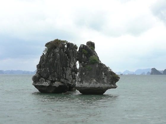 下龙湾著名的斗鸡石，也被称为亲吻石。

