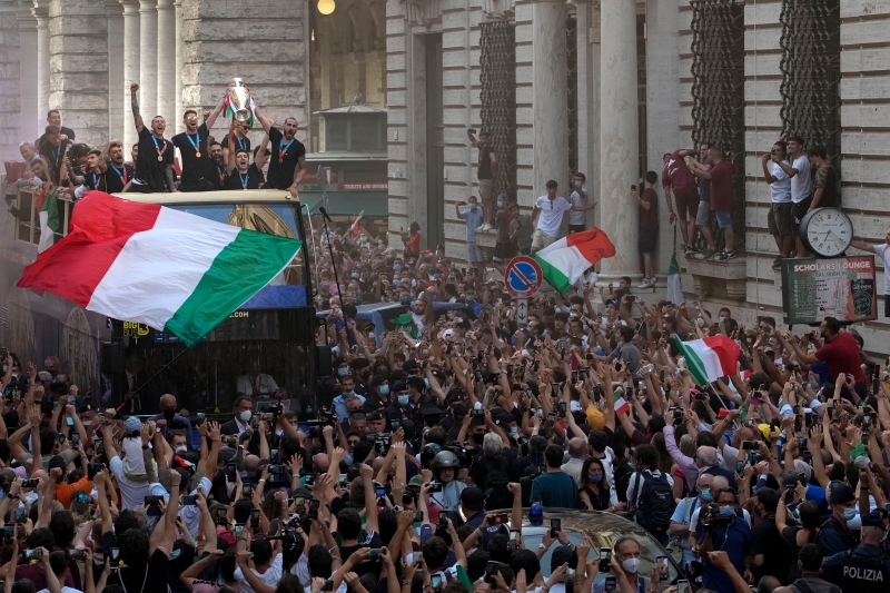 刚在2020欧洲杯夺冠的意大利足球国家队凯旋而归，获球迷夹道欢迎。（美联社照片）