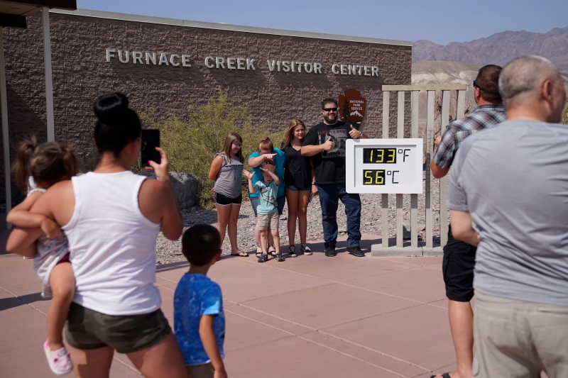 游客到美国死亡谷体验高温，死亡谷熔炉溪游客中心温度计显示华氏133度（摄氏56.11度）。（美联社照片）