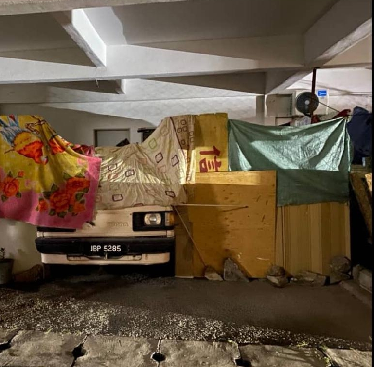 巫裔夫妇及印裔男子用布料在店屋后巷的废弃车旁搭建临时住所，并使用公厕洗澡、洗衣等作息。