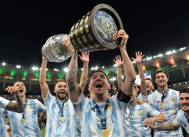 以梅西（中）领衔的阿根廷上周成功举起了美洲杯。（法新社照片）