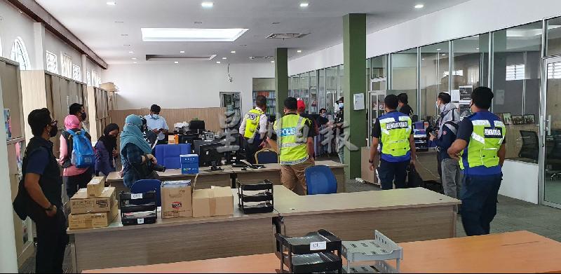 警方和市议会突击汉都亚再也辖区内的商业楼层，检查是否持有MITI信和遵守SOP。