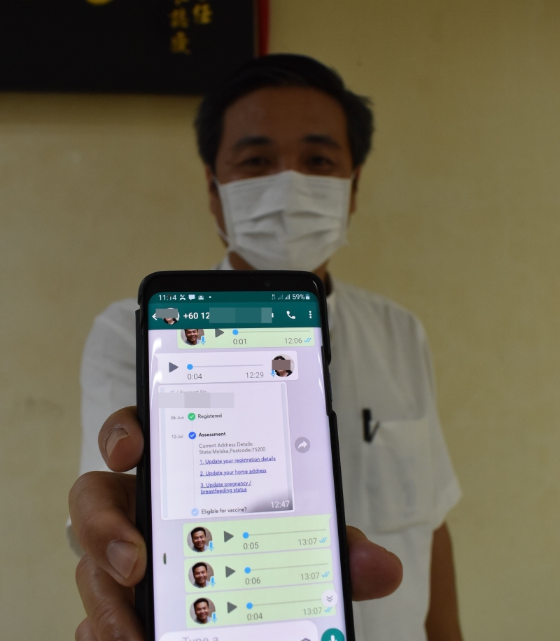 民众通过手机WhatsApp应用程式，向郑国球提出登记接种疫苗却未接获预约日期的疑惑。