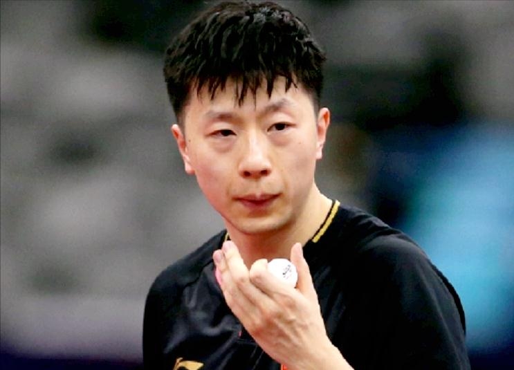 选手禁止在东京奥运会乒乓赛中对着乒乓球吹气，否则将会被警告甚至被罚。