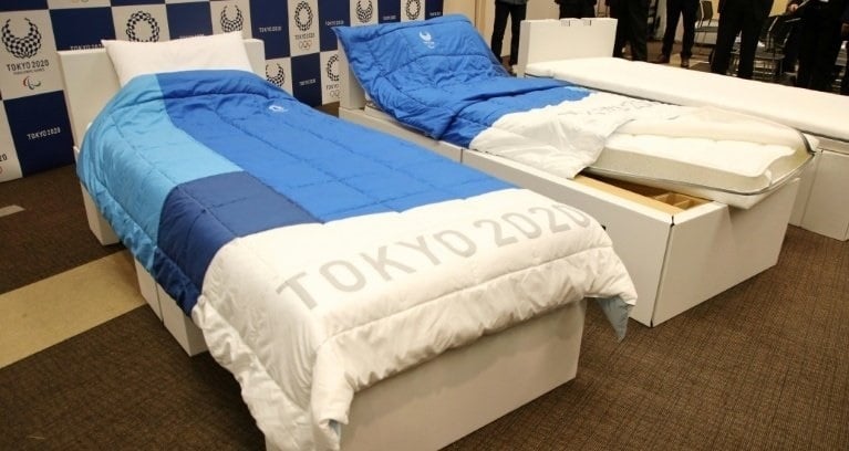 东京奥运会选手村内的纸板床，真的是为了防止选手进行性行为所制造出来的？（法新社照片）