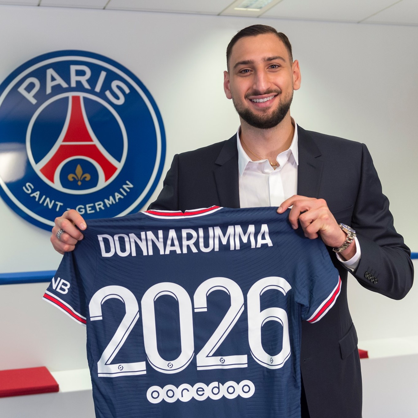 多纳鲁马正式与巴黎圣杰门签订了一份为期5年的合同，他展示的球衣意味着他将效力至2026年 。（圣杰门官方脸书照片）

