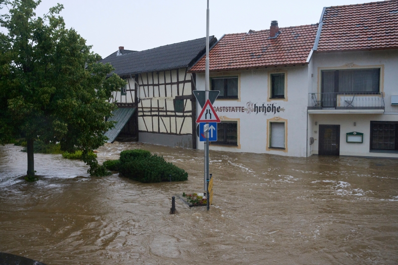 持续降雨多日，德国埃施街道淹水。（美联社照片）　　