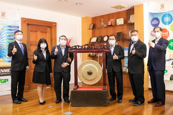 源和控股董事经理庄茂达（左三）与公司高层主持上市鸣锣仪式。