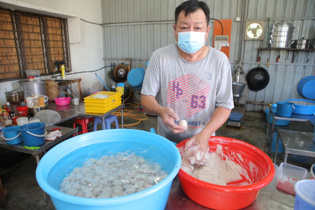 有40年制作经验的锺海城，亲自示范快速捏出鱼卖的手艺。