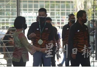 李宗伟（左二）以团长身分探访国家跳水与游泳队，左为大马泳总秘书邓贵媚，右为国家体理会总监拿督阿末沙巴威。