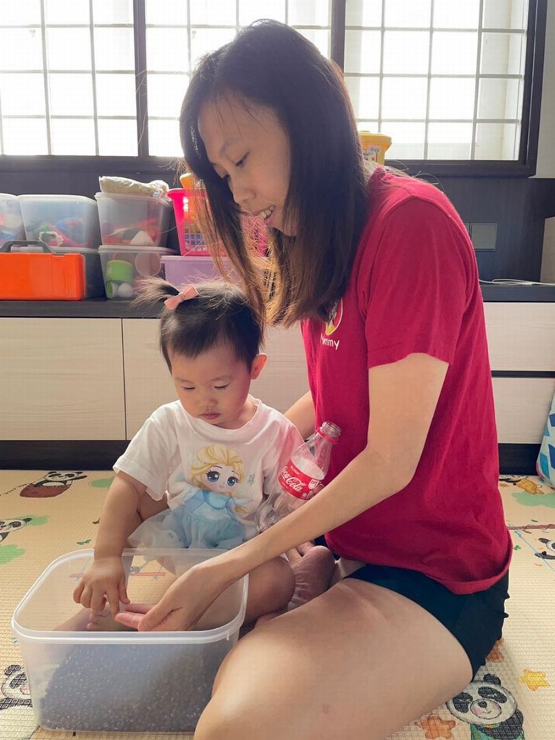 苏丽凤在家中使用家里能轻易取得的物品，为孩子自制玩具。