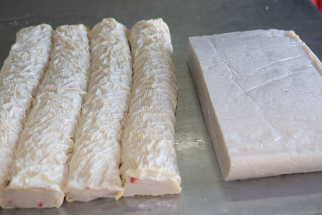 左边的潮州鱼卷和右边的潮州鱼饼，是照着传统的方式制作，其中鱼卷的内陷也有添加红辣椒碎。