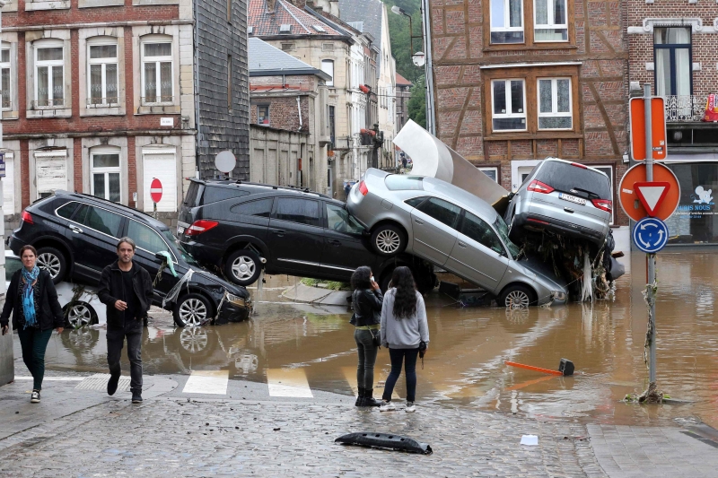 在大雨和洪水袭击西欧后，比利时城市韦尔维耶 (Verviers) 的一个交叉路口汽车被冲在一起。