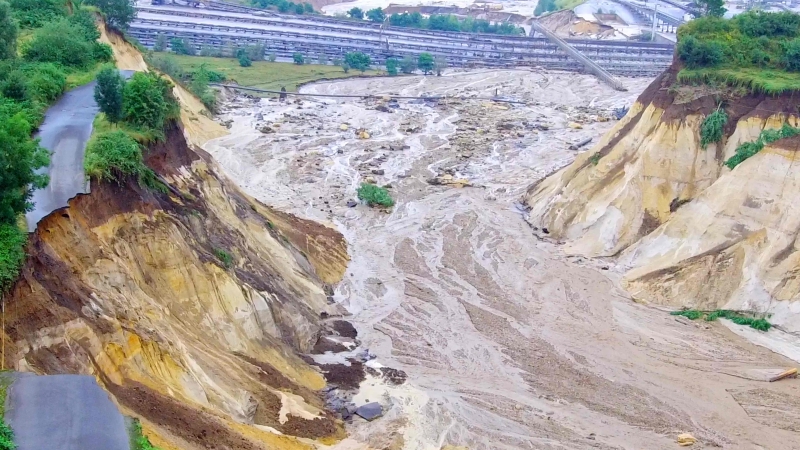 在大雨过后，泛滥的印德河的水流入德国西部印登的露天矿。