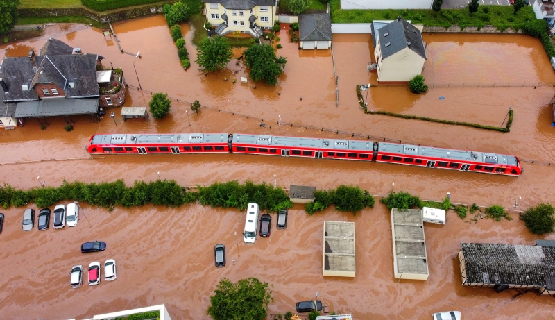 暴雨后，一辆区域列车停在科德尔镇的火车站，被德国西部基尔河的水淹没。