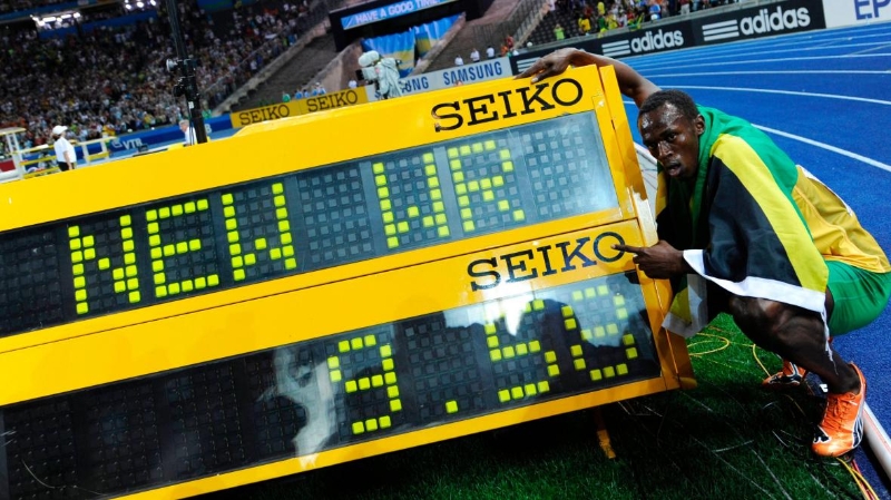 博尔特不认为本届东京奥运会会有人能打破他的100公尺以及200公尺两项世界纪录。图为他在2009年柏林世锦赛打破男子100公尺纪录后指着他的成绩。（法新社档案照）

