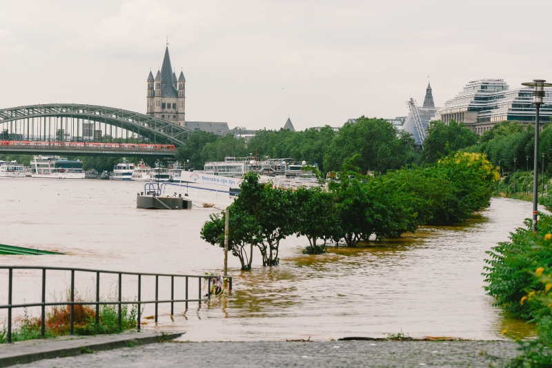 西欧暴雨洪水后，德国西部城市科隆的莱茵河水位上涨许多。　　