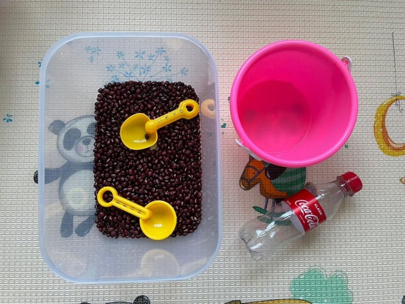 红豆、盆子、塑料汤匙和瓶子，都能是孩子的玩具。