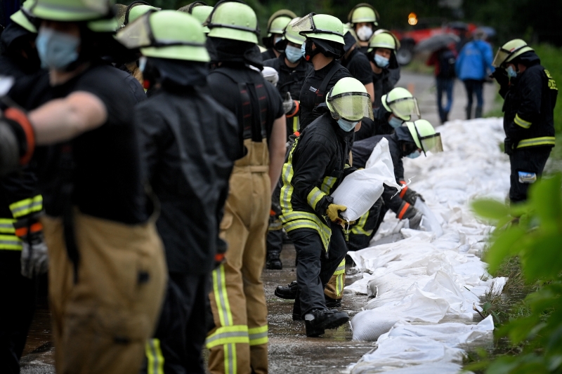 德国杜塞尔多夫格拉芬贝格，由于杜塞尔河水位上升，消防员和救援组织正在搬运沙袋阻挡水流入。