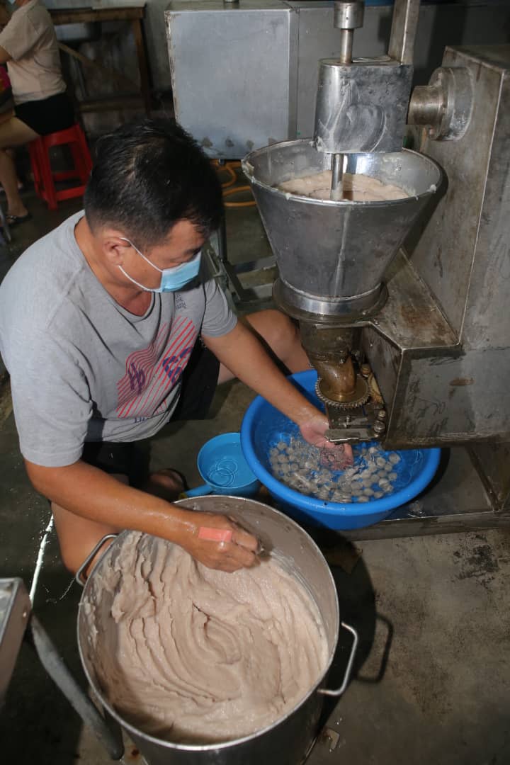 锺海城如今只有制作普通鱼丸才使用机器，以便量产。