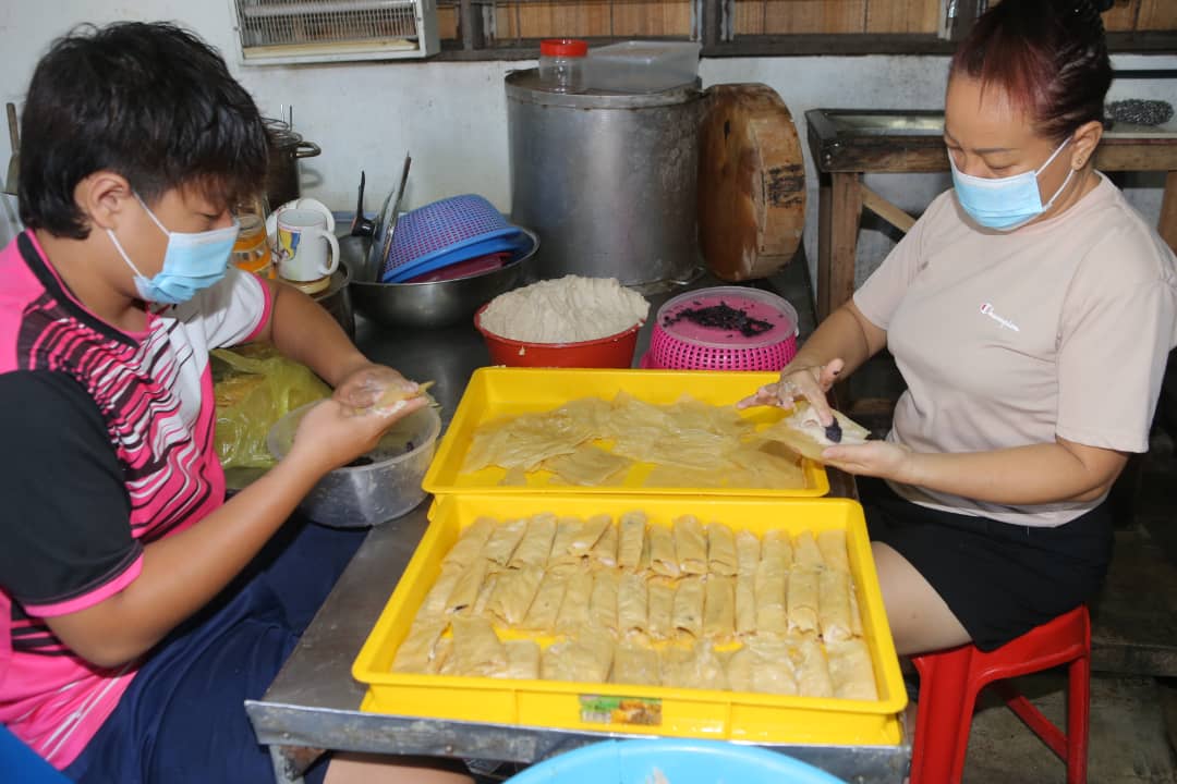 除了一般的潮州鱼卷，同心言也制作怡保食肆常见的腐皮卷。