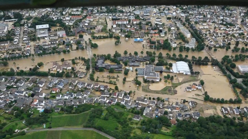 航拍视频截图显示了德国西部巴特诺因纳尔 - 阿尔韦勒在暴雨和洪水淹没的房屋情况。
