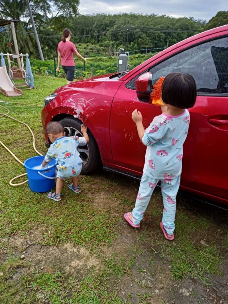 孩子的玩水时段，也学习洗洗妈妈的车子。