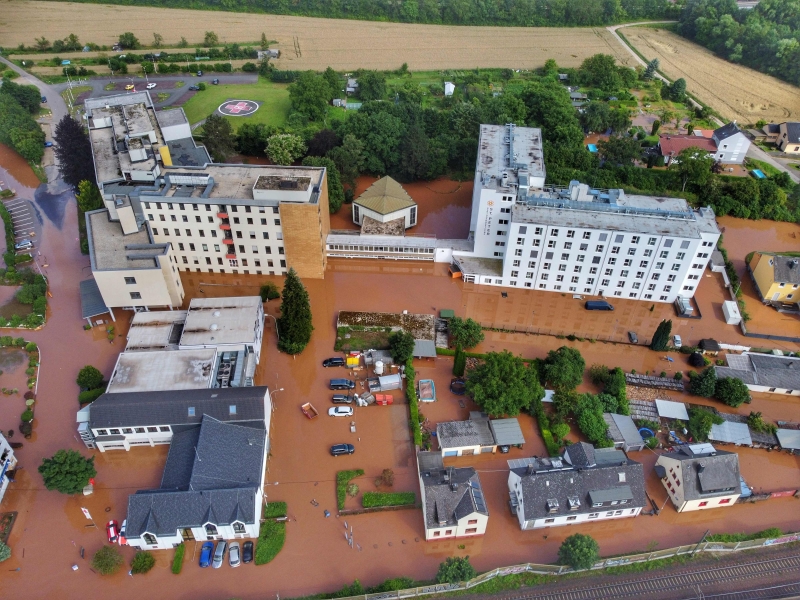 德国西部特里尔的诊所和医院 Mutterhaus Ehrang 在大雨后被疏散后被洪水包围。