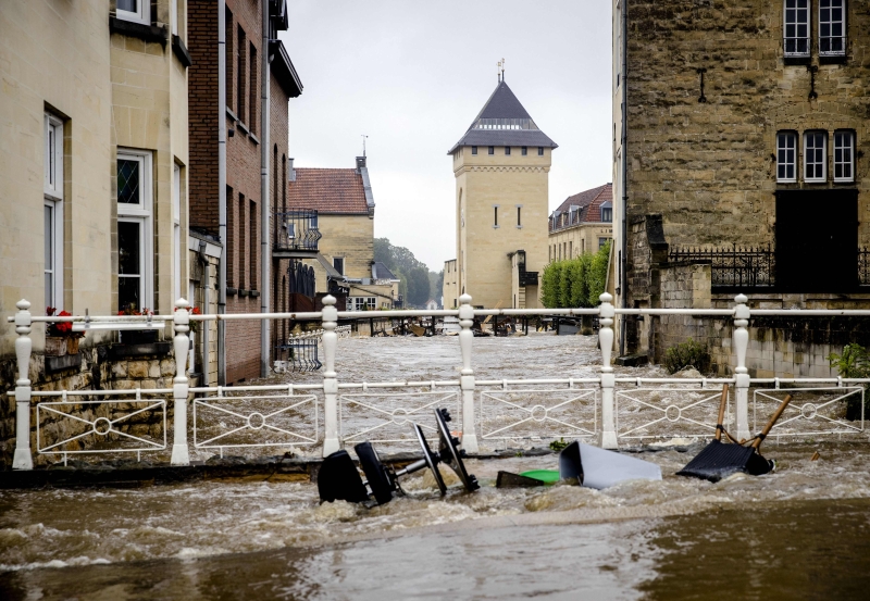 尼德兰的赫尔河畔法尔肯堡被洪水侵袭。
