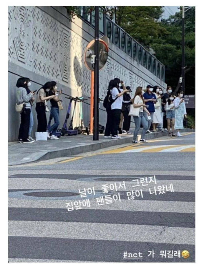 网上流传一张数十名女子聚集在NCT宿舍外的照片。