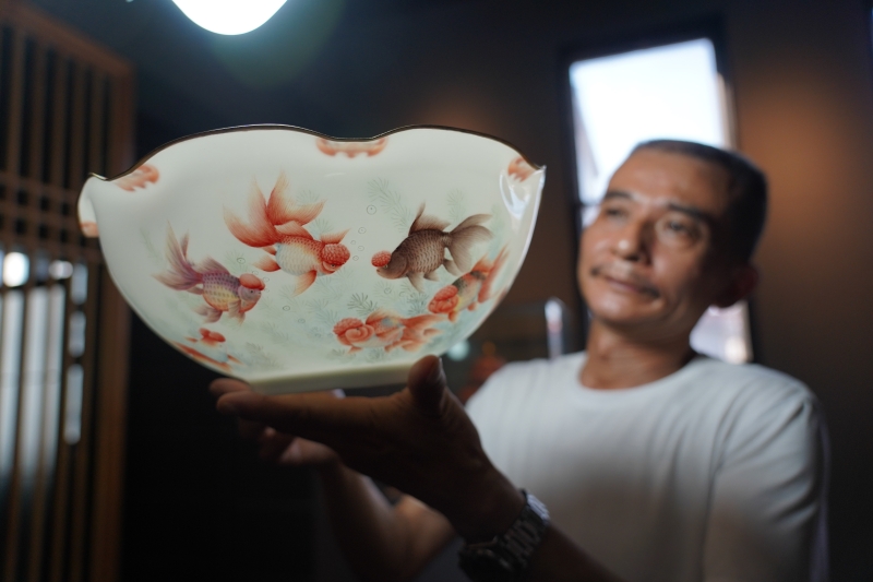 熊国安在展示他制作的手工薄胎碗。