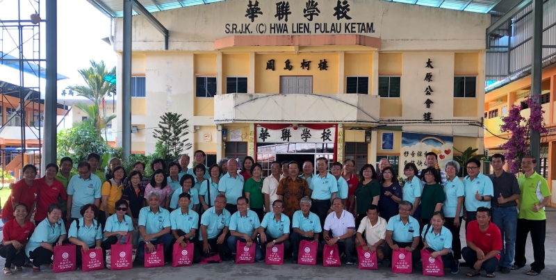 郭子仁也曾带领马来西亚华校退休校长公会会员参访雪州吉胆岛华联小学。